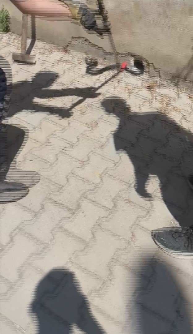 eliyle yakaladigi yilan bacagini isirdi o anlar kamerada 3 YaunqRpP