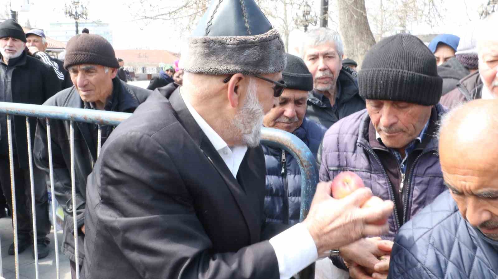elmaci dede sehit polislerin hayrina elma dagitti 1 dSqaONrN