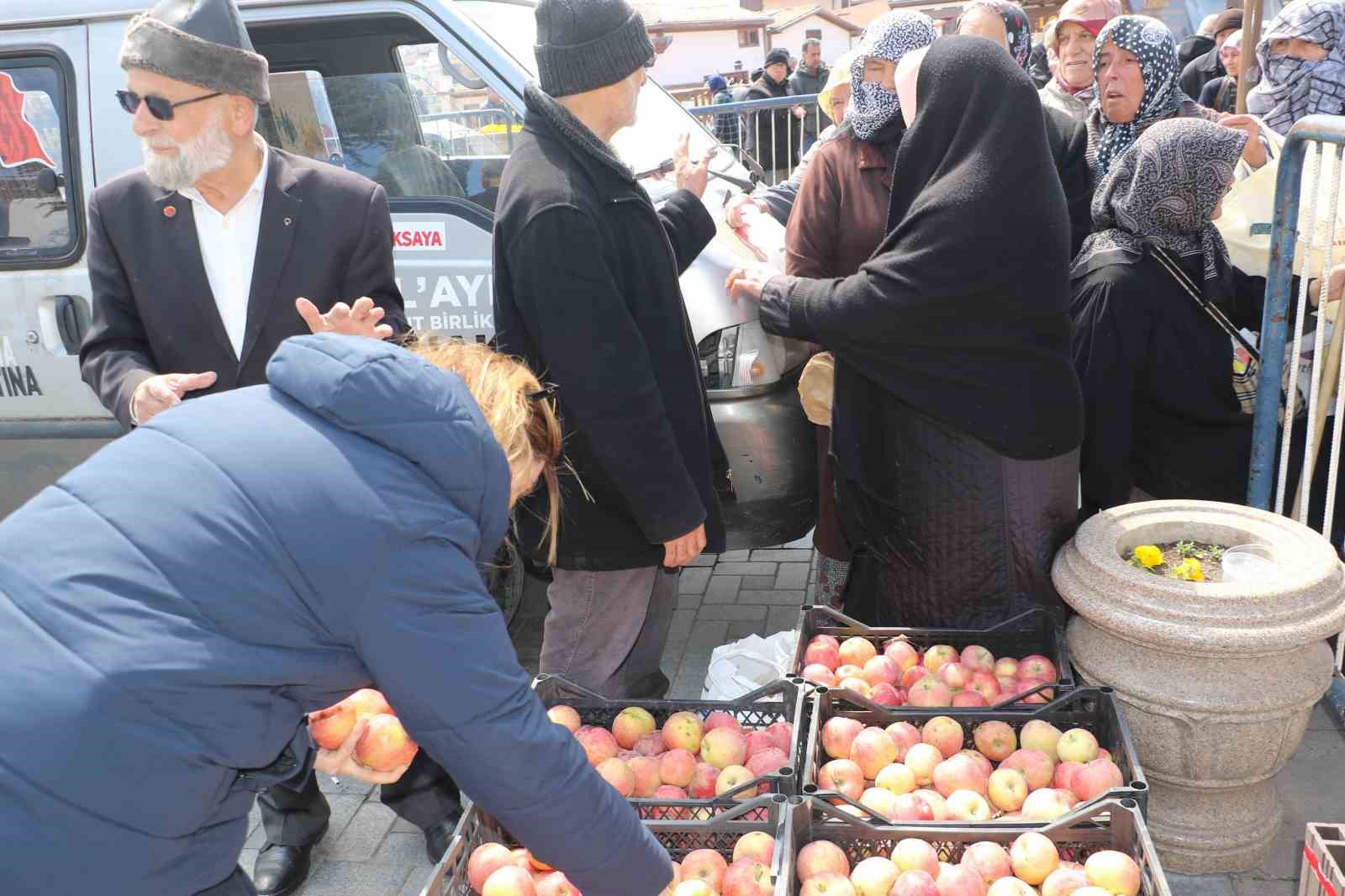 elmaci dede sehit polislerin hayrina elma dagitti 2 DfYgZOGY