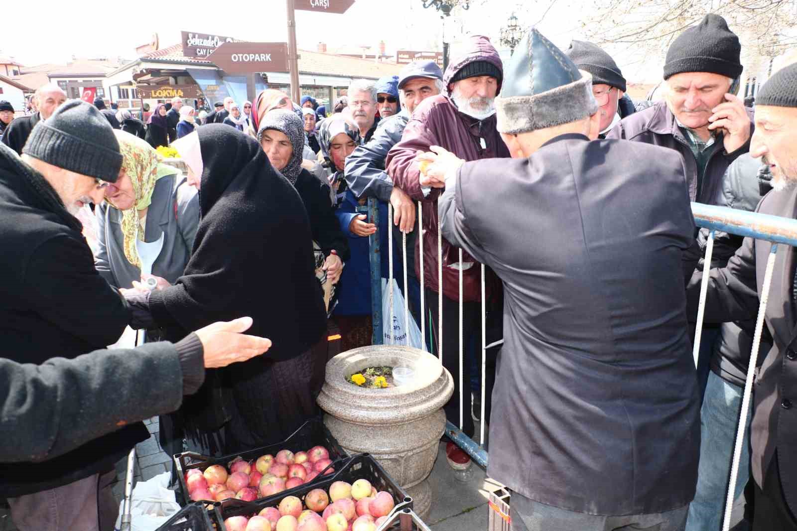 elmaci dede sehit polislerin hayrina elma dagitti 3 4GnJ5hmW