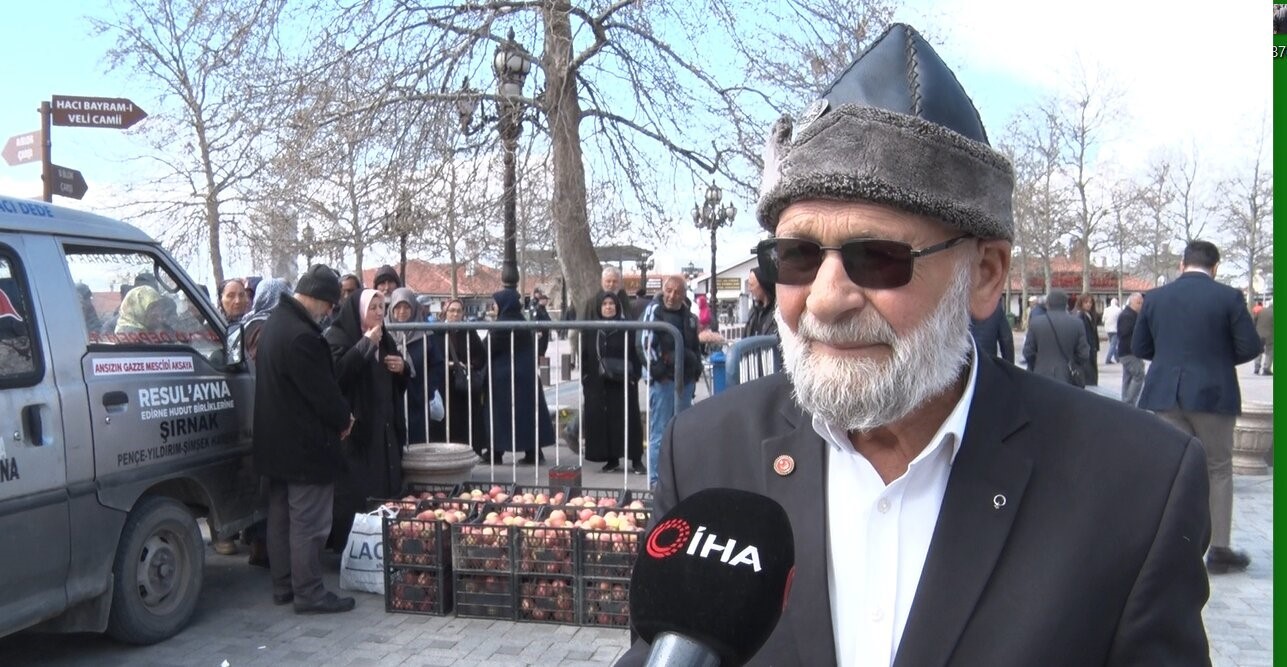 elmaci dede sehit polislerin hayrina elma dagitti 7