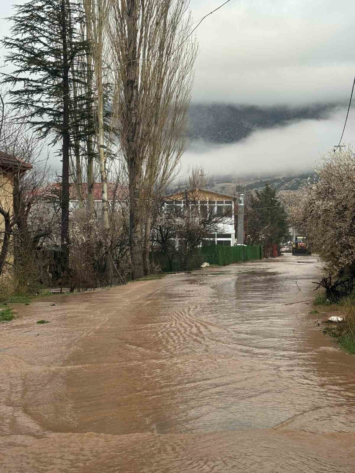 elmalida dereler tasti tarim alanlari sular altinda kaldi 3