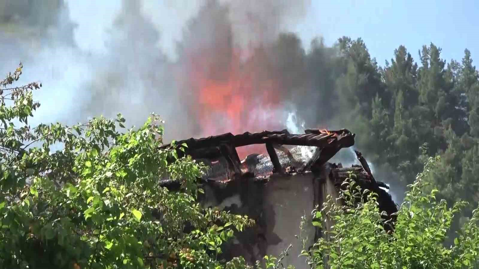 Elmas nineyi yangından itfaiyeciler kurtardı 5 elmas nineyi yangindan itfaiyeciler kurtardi 1