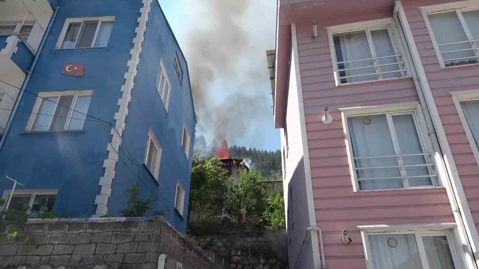 Elmas nineyi yangından itfaiyeciler kurtardı 7 elmas nineyi yangindan itfaiyeciler kurtardi 3 z4AhfMDr