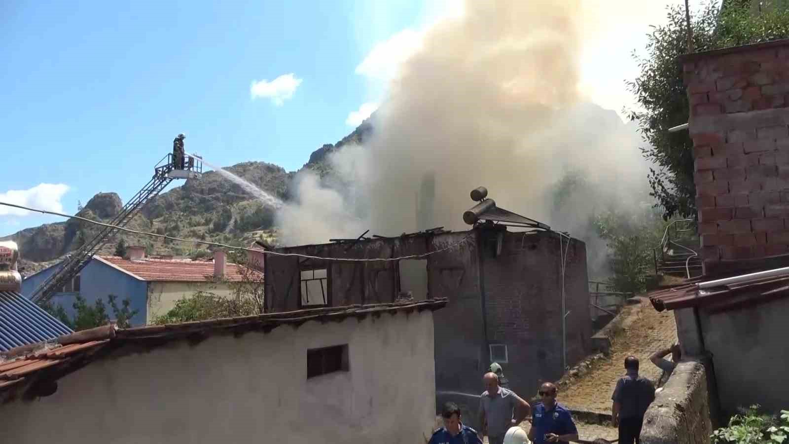 Elmas nineyi yangından itfaiyeciler kurtardı 8 elmas nineyi yangindan itfaiyeciler kurtardi 4 3UpHgaf7
