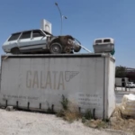 emanet-bizde-namustur-diyen-esnaf-arkadasinin-torosunu-hirsizlardan-koruyabilmek-icin-forkliftle-konteynerin-uzerine-koydu-CnjwO8p7.jpg