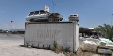 emanet-bizde-namustur-diyen-esnaf-arkadasinin-torosunu-hirsizlardan-koruyabilmek-icin-forkliftle-konteynerin-uzerine-koydu-CnjwO8p7.jpg
