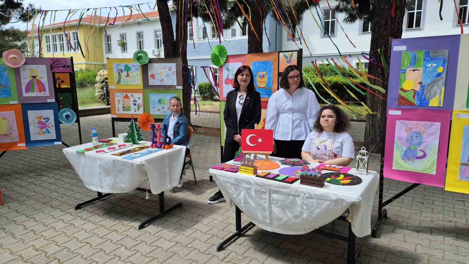 Emek ve sabır bir araya geldi: Özel öğrencilerin el emeği eserleri sergilendi 5 emek ve sabir bir araya geldi ozel ogrencilerin el emegi eserleri sergilendi 1 ss9U9kVJ