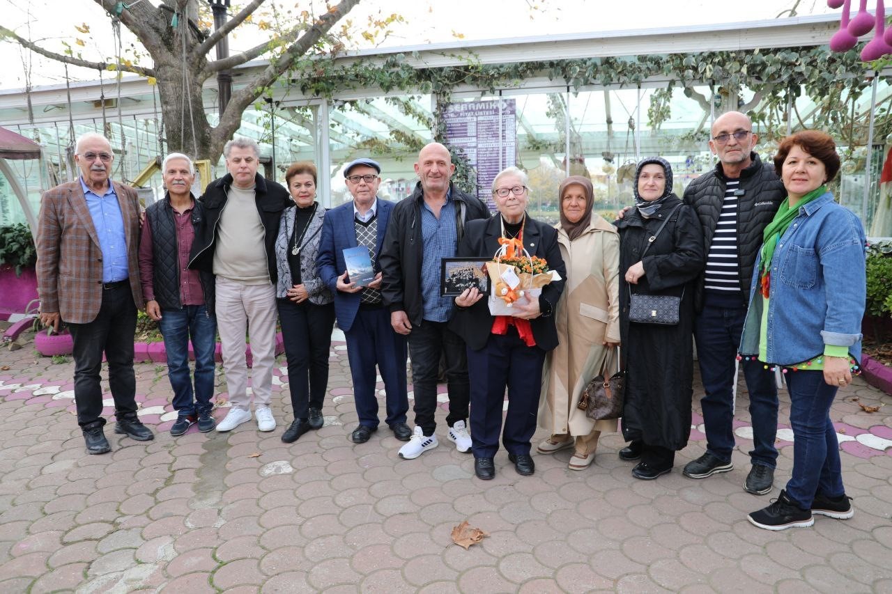 emekli ogretmen ilkokul ogrencileriyle 50 yil sonra ilk kez bulustu 0