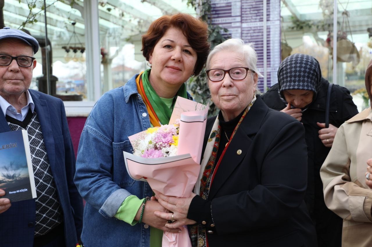 emekli ogretmen ilkokul ogrencileriyle 50 yil sonra ilk kez bulustu 1 kJrGAKIT