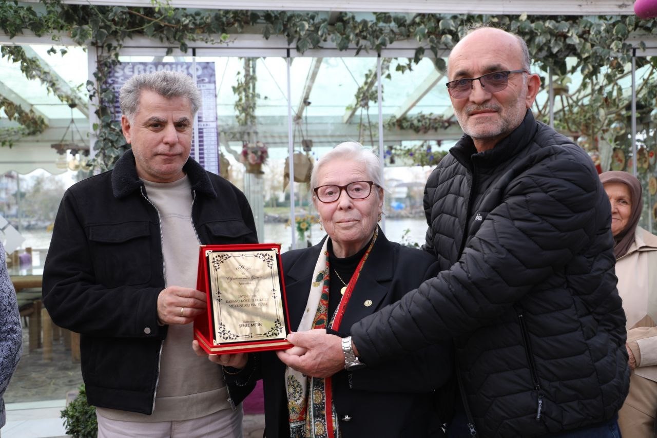 emekli ogretmen ilkokul ogrencileriyle 50 yil sonra ilk kez bulustu 2 JRLjM3ym