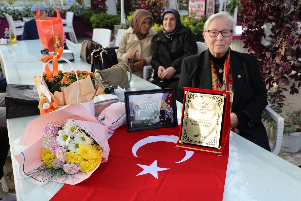 emekli ogretmen ilkokul ogrencileriyle 50 yil sonra ilk kez bulustu 3