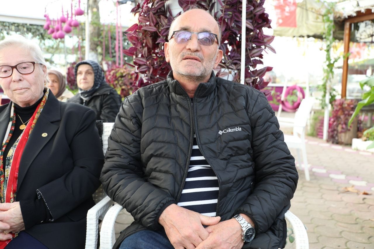 emekli ogretmen ilkokul ogrencileriyle 50 yil sonra ilk kez bulustu 6 GWnSLwyq