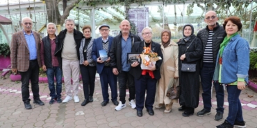 emekli-ogretmen-ilkokul-ogrencileriyle-50-yil-sonra-ilk-kez-bulustu-kG1YTwCg.jpg