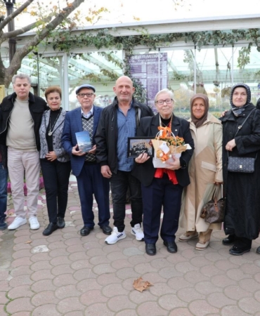 emekli-ogretmen-ilkokul-ogrencileriyle-50-yil-sonra-ilk-kez-bulustu-kG1YTwCg.jpg
