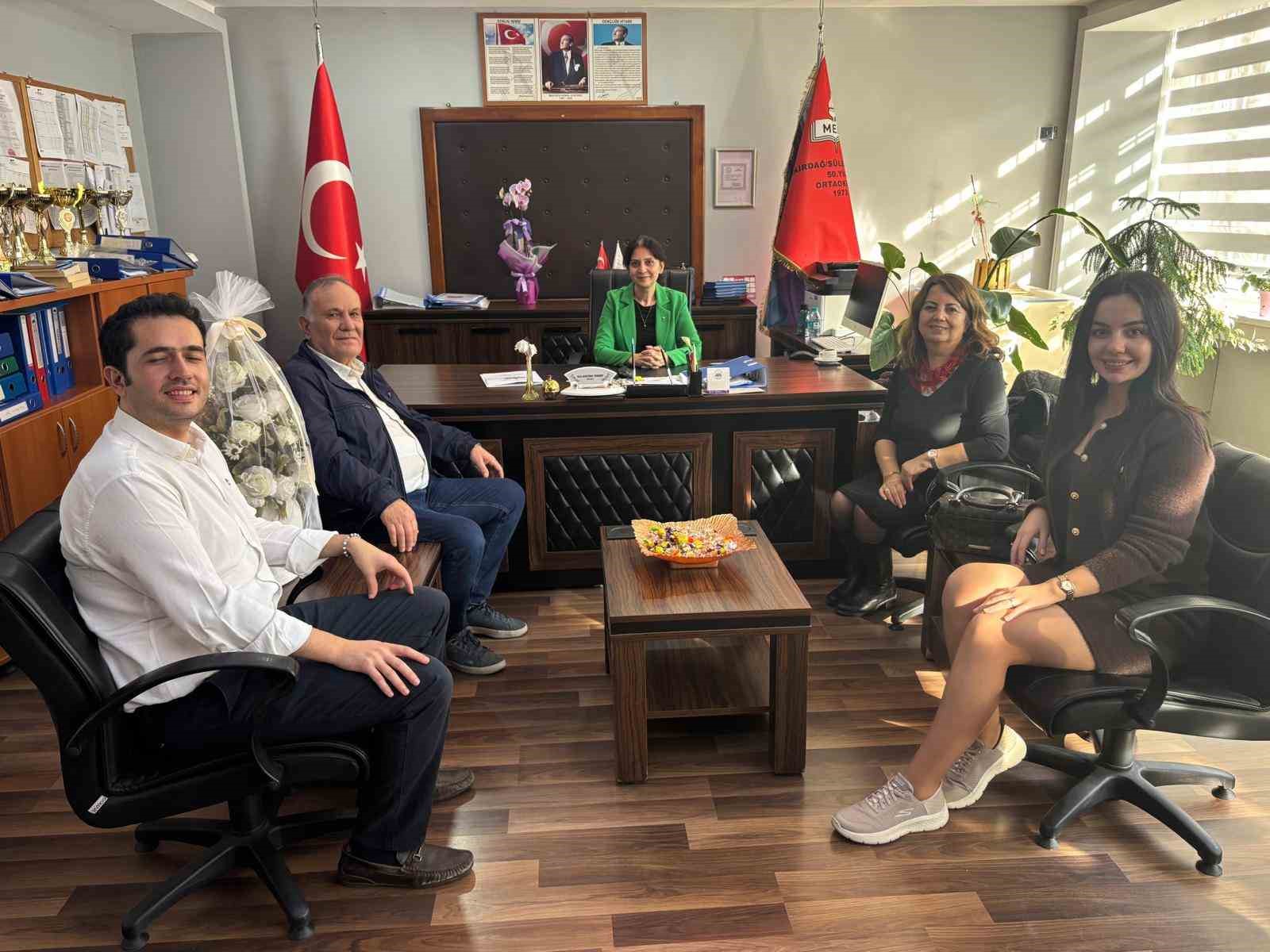 emekli olan 38 yillik ogretmene duygusal veda 1 ZaziWkIb