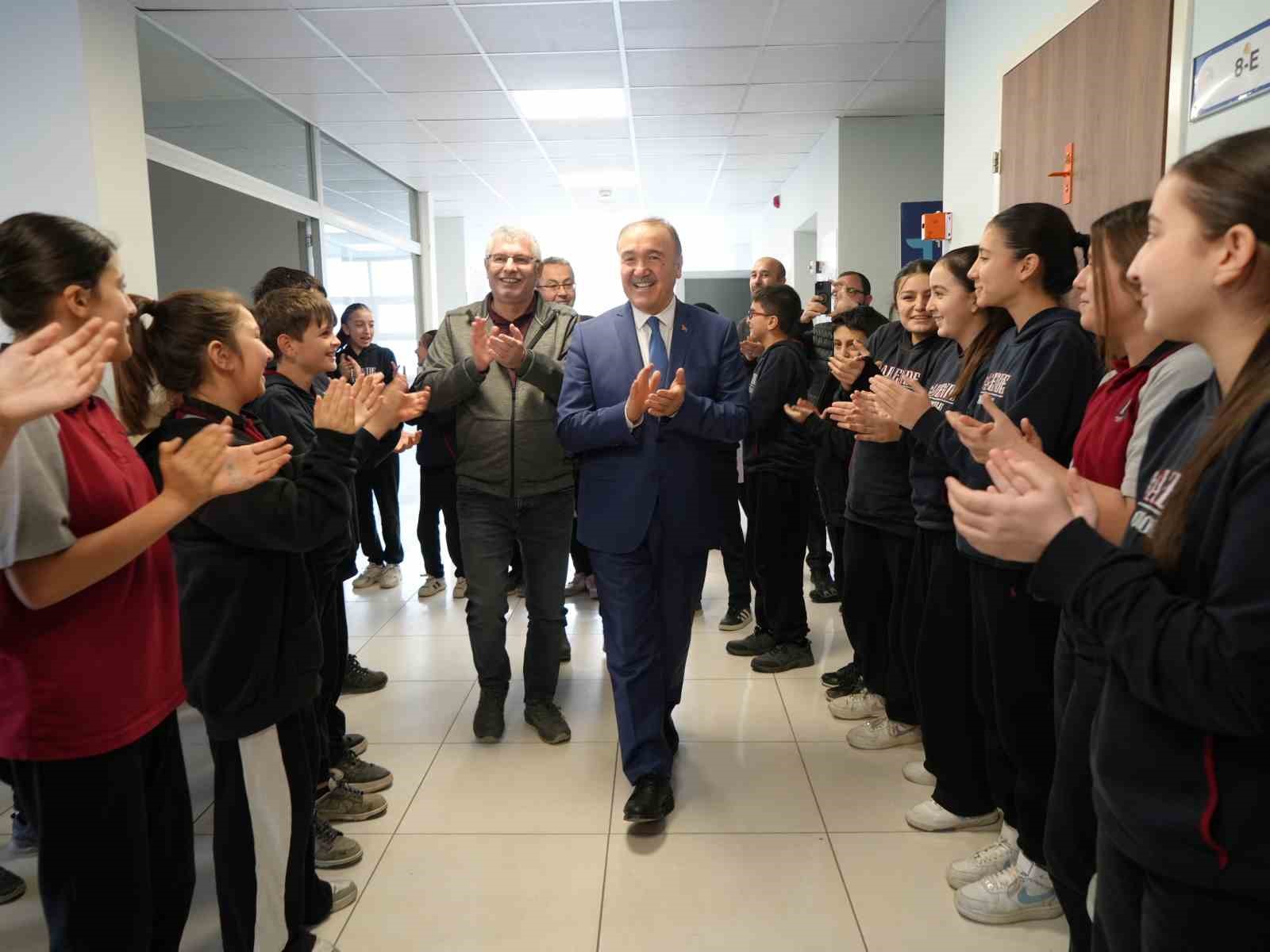 Emekli olan okul müdürünü öğrencileri alkışlarla uğurladı: Gözyaşlarına hakim olamadı 4 emekli olan okul mudurunu ogrencileri alkislarla ugurladi gozyaslarina hakim olamadi 0 DsctZnlY