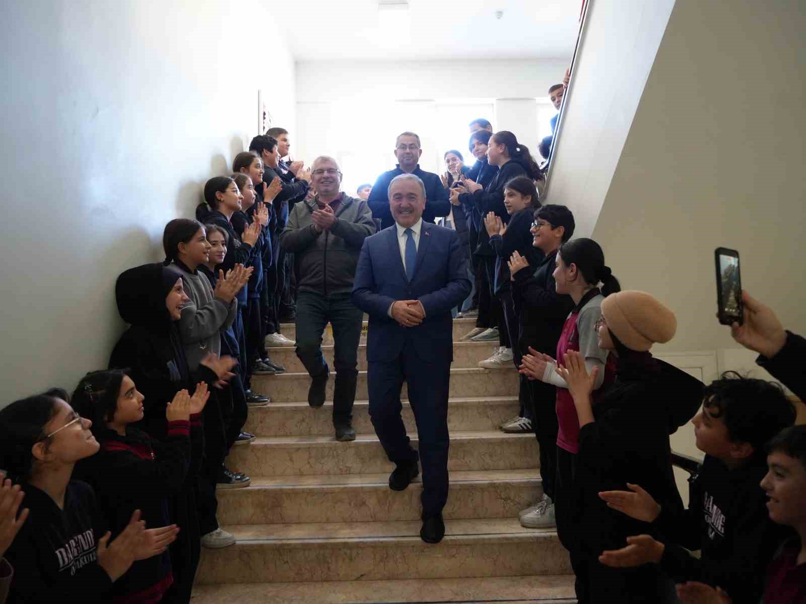 Emekli olan okul müdürünü öğrencileri alkışlarla uğurladı: Gözyaşlarına hakim olamadı 5 emekli olan okul mudurunu ogrencileri alkislarla ugurladi gozyaslarina hakim olamadi 1 TLzKwwr9