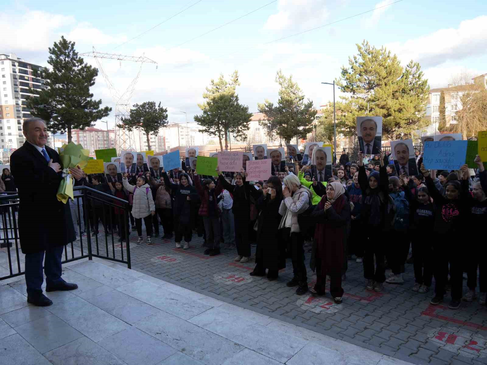 Emekli olan okul müdürünü öğrencileri alkışlarla uğurladı: Gözyaşlarına hakim olamadı 7 emekli olan okul mudurunu ogrencileri alkislarla ugurladi gozyaslarina hakim olamadi 3 7w2V8JUv