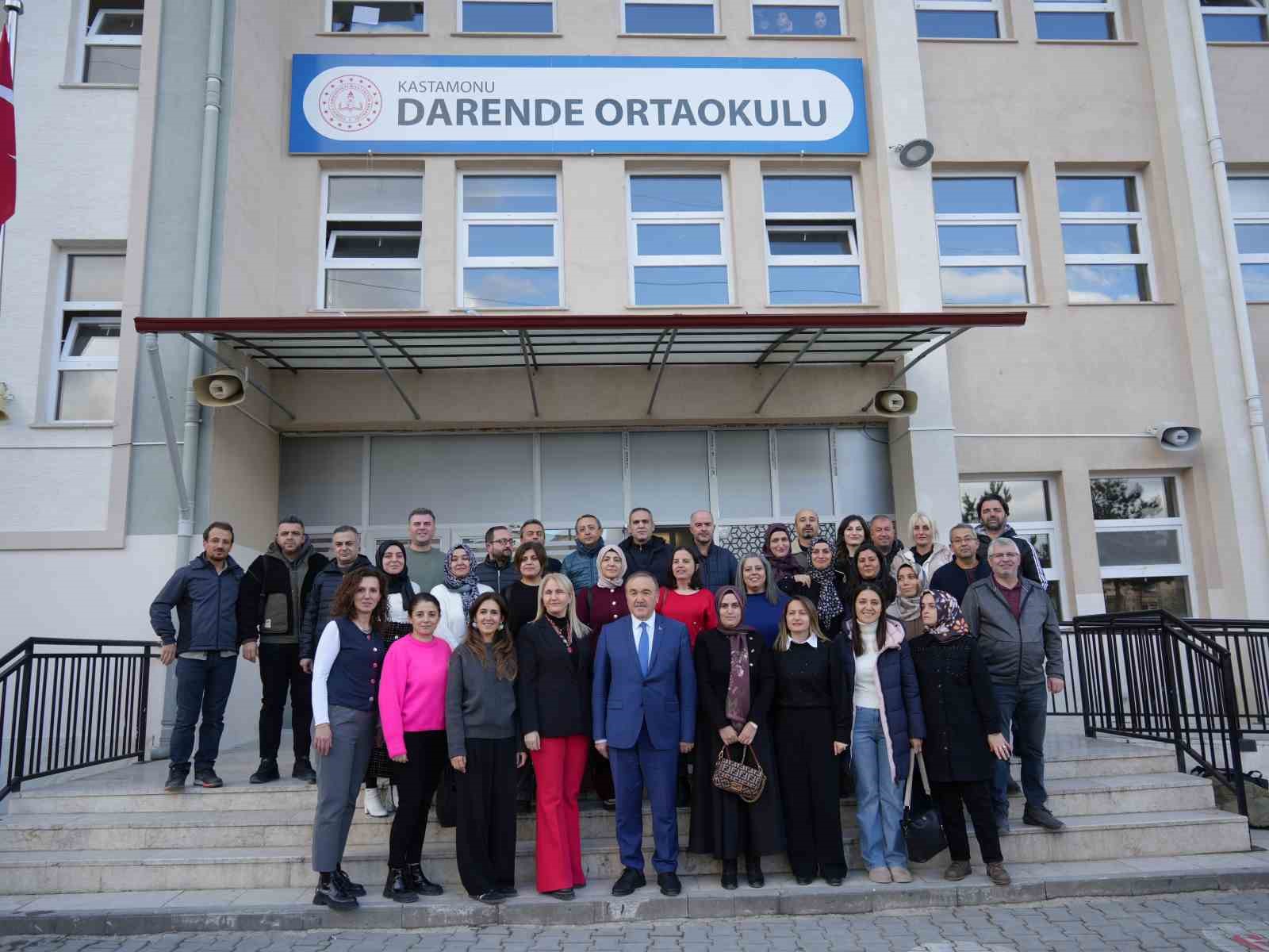 Emekli olan okul müdürünü öğrencileri alkışlarla uğurladı: Gözyaşlarına hakim olamadı 8 emekli olan okul mudurunu ogrencileri alkislarla ugurladi gozyaslarina hakim olamadi 4 5w9Gz1kw