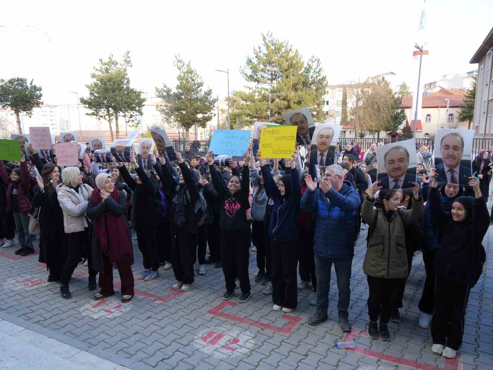 Emekli olan okul müdürünü öğrencileri alkışlarla uğurladı: Gözyaşlarına hakim olamadı 9 emekli olan okul mudurunu ogrencileri alkislarla ugurladi gozyaslarina hakim olamadi 5 fKEcu3dM
