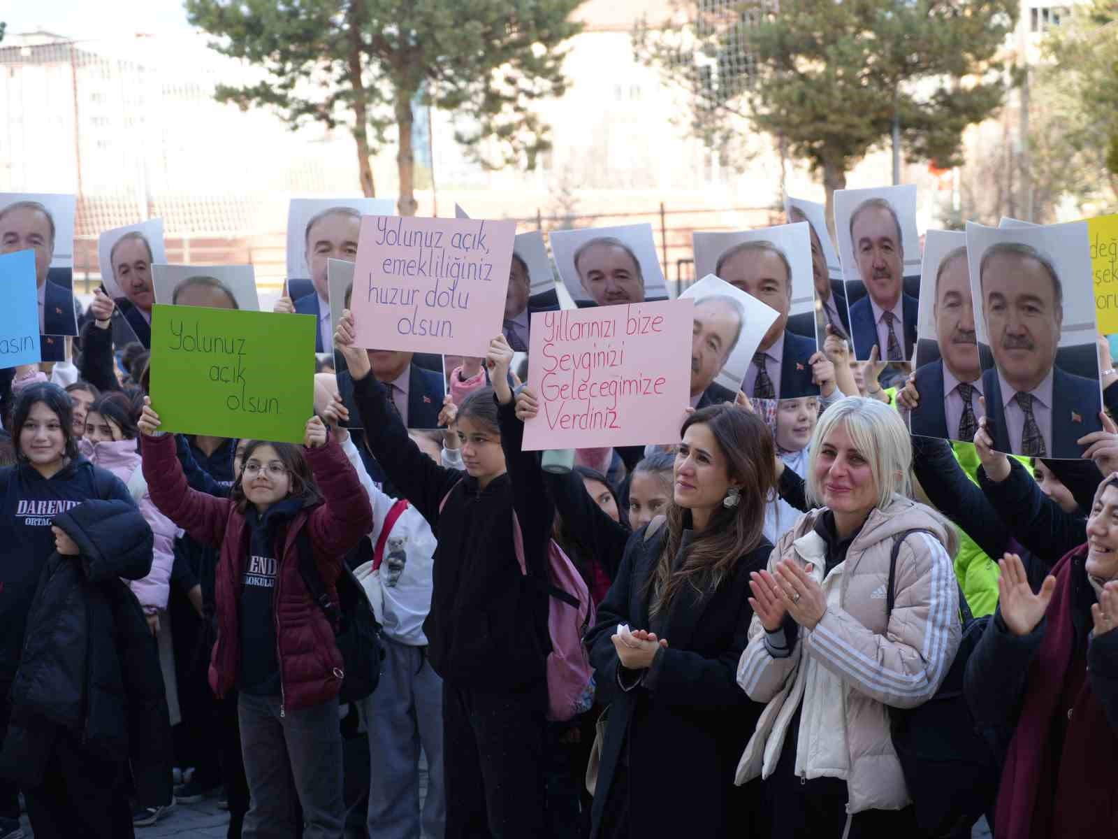Emekli olan okul müdürünü öğrencileri alkışlarla uğurladı: Gözyaşlarına hakim olamadı 10 emekli olan okul mudurunu ogrencileri alkislarla ugurladi gozyaslarina hakim olamadi 6 v8BGHsuk