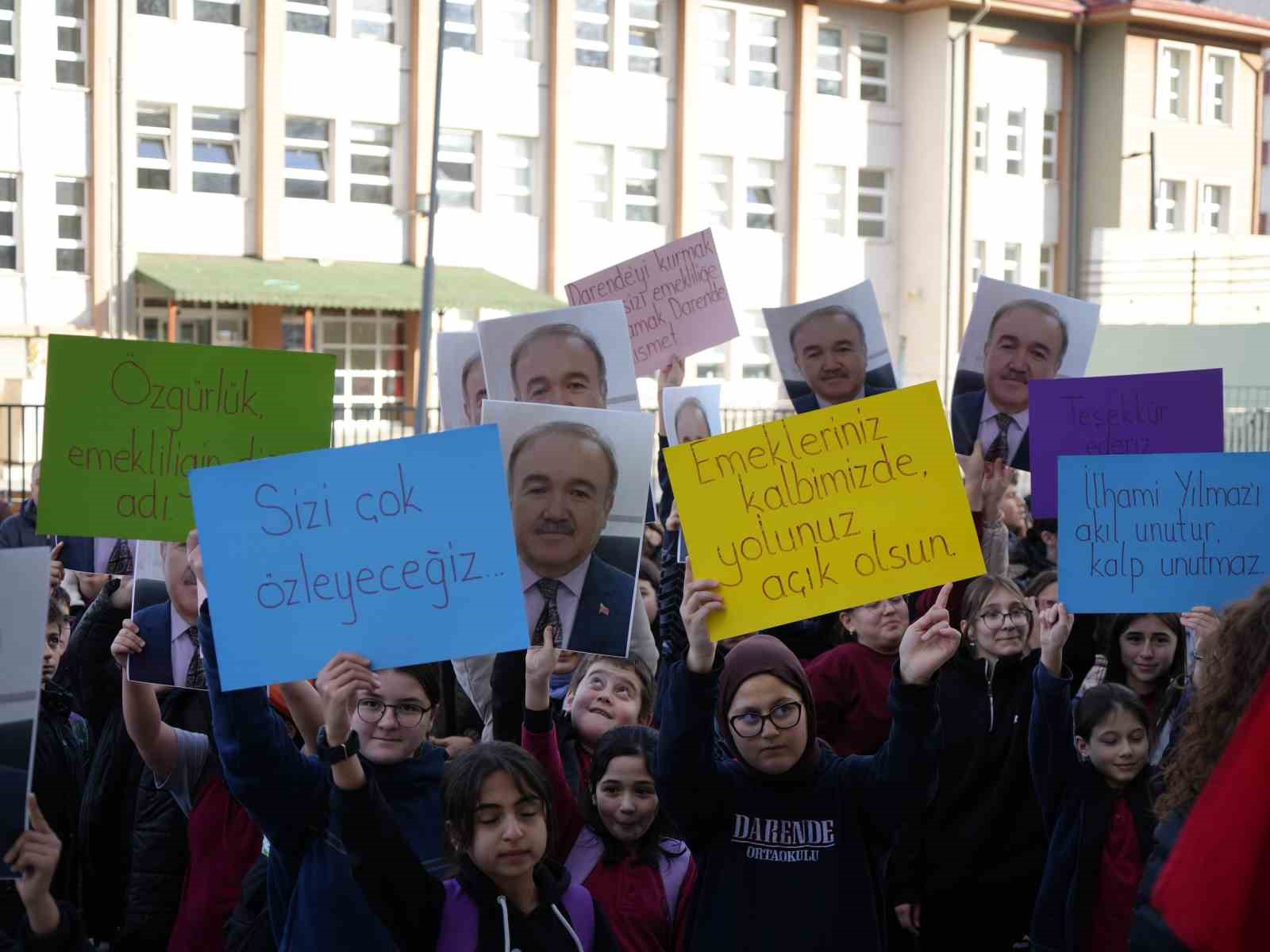 Emekli olan okul müdürünü öğrencileri alkışlarla uğurladı: Gözyaşlarına hakim olamadı 11 emekli olan okul mudurunu ogrencileri alkislarla ugurladi gozyaslarina hakim olamadi 7