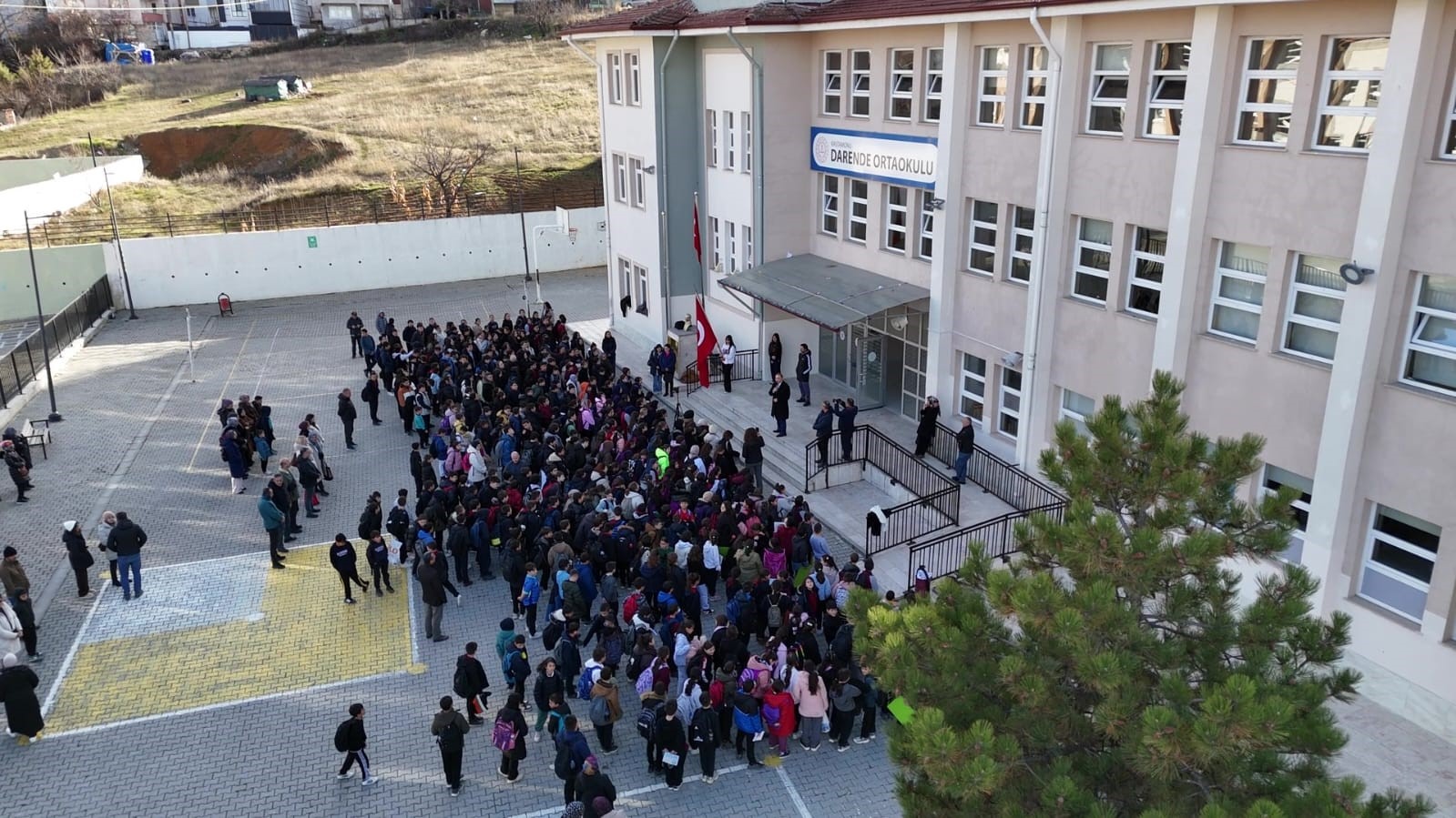 Emekli olan okul müdürünü öğrencileri alkışlarla uğurladı: Gözyaşlarına hakim olamadı 12 emekli olan okul mudurunu ogrencileri alkislarla ugurladi gozyaslarina hakim olamadi 8 89Q5aQZq