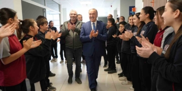 emekli-olan-okul-mudurunu-ogrencileri-alkislarla-ugurladi-gozyaslarina-hakim-olamadi-XAwrnALr.jpg