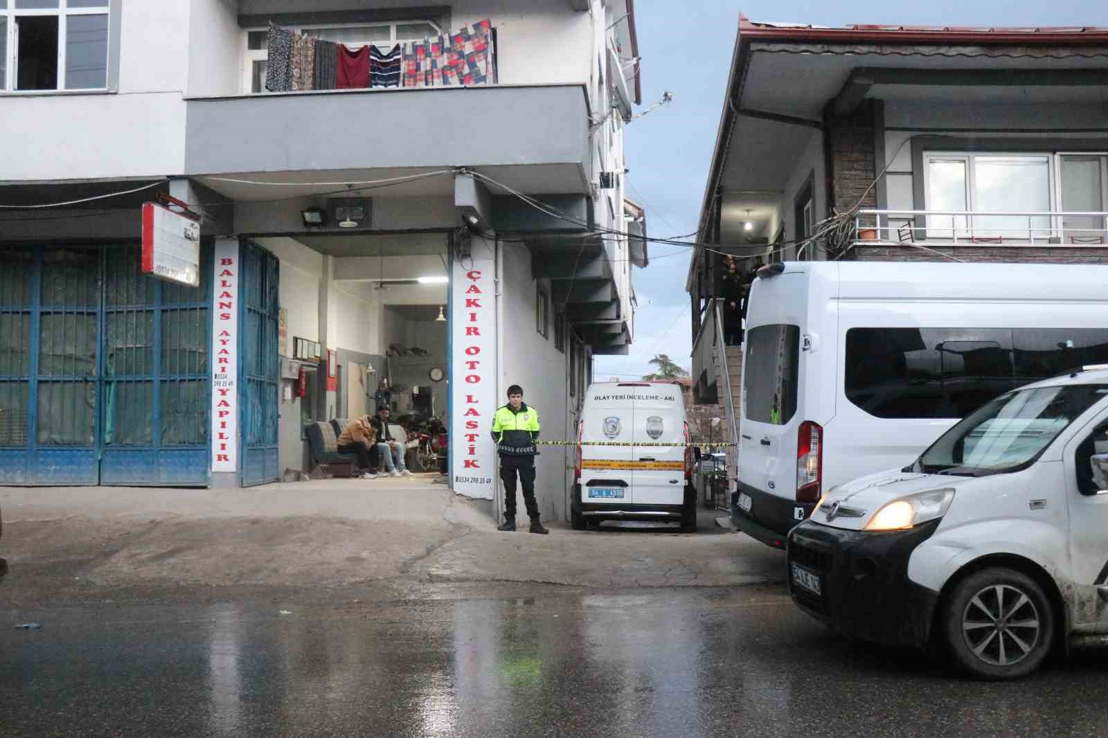 emekli polis dehset sacti esini ve mhp ilce baskanini silahla vurarak oldurdu 0 crMGymbK