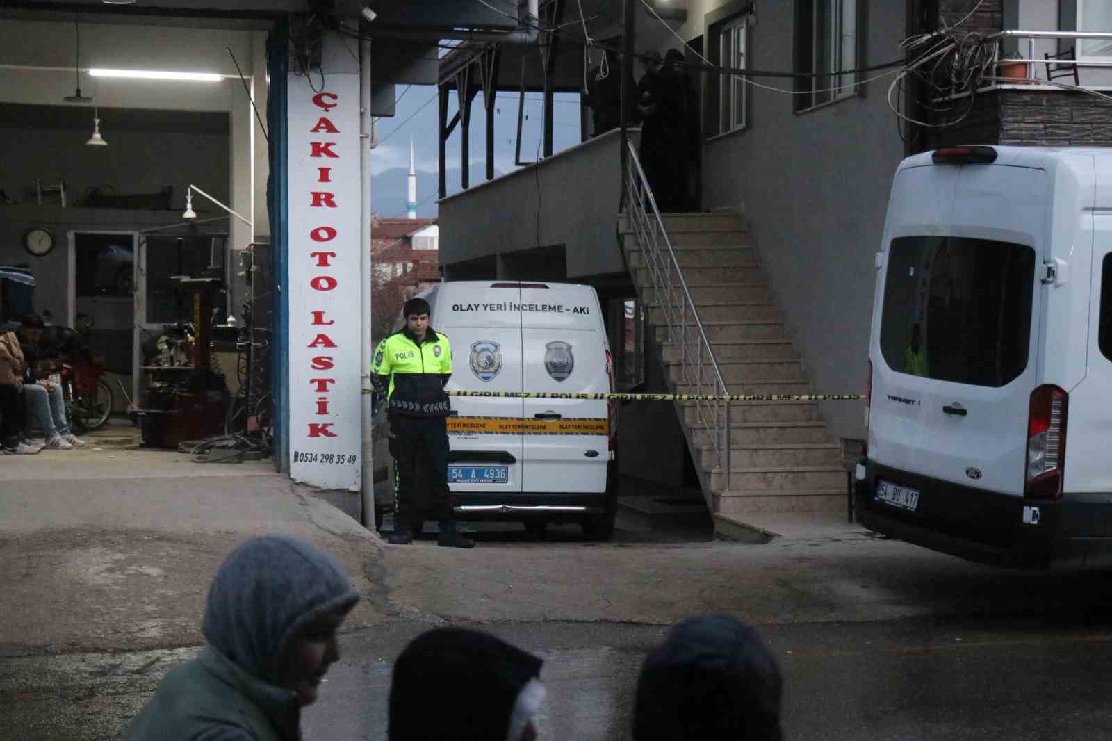 emekli polis dehset sacti esini ve mhp ilce baskanini silahla vurarak oldurdu 7 vgcajLMt