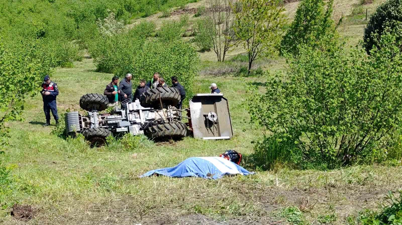 emekli polis devrilen traktorun altinda can verdi 2 XLgZnFNE