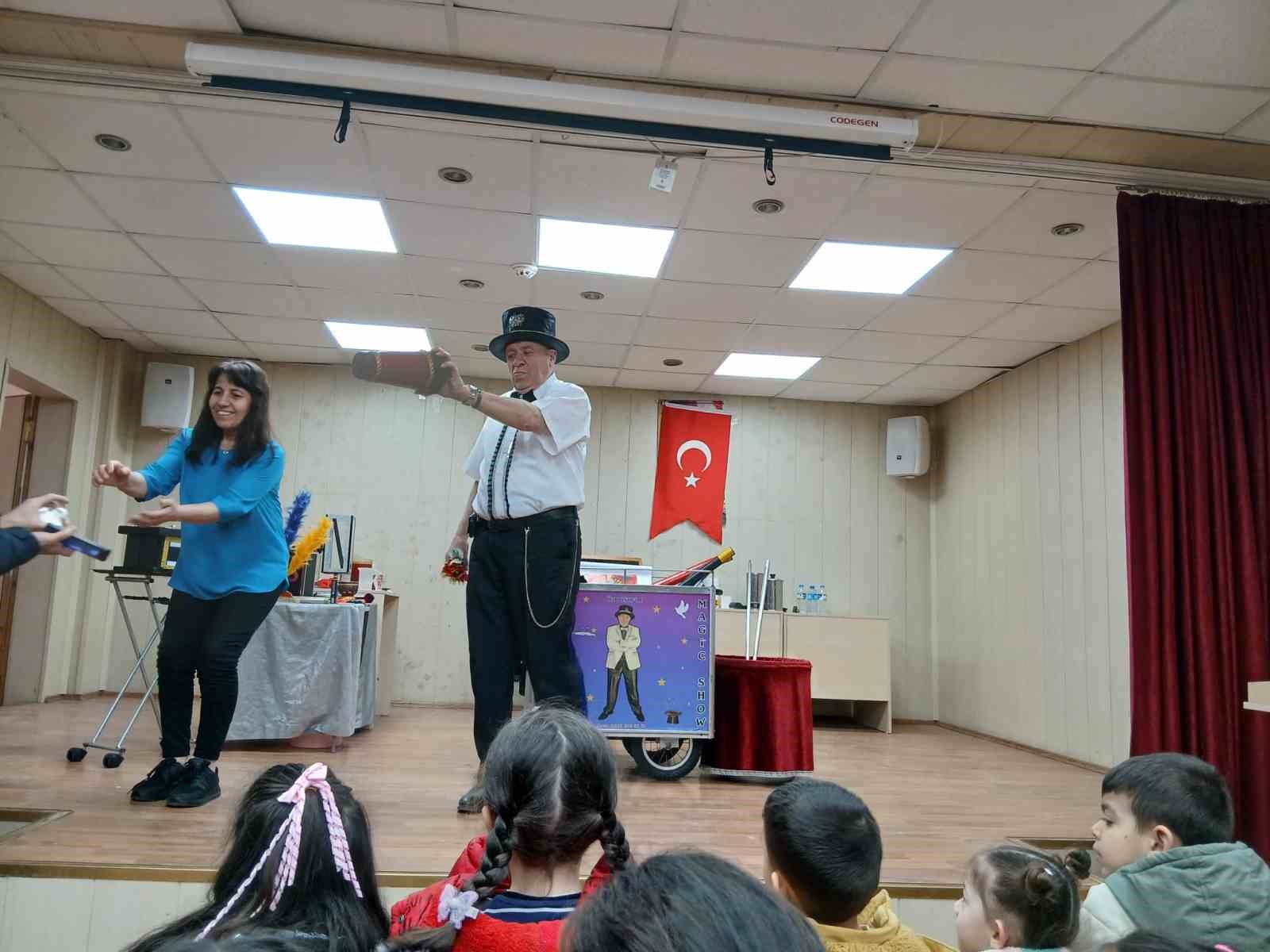 emekli polis memuru memleketinde ogrencilere sihirbaz gosterisiyle unutulmaz anlar yasatti 1 sppKbSGR