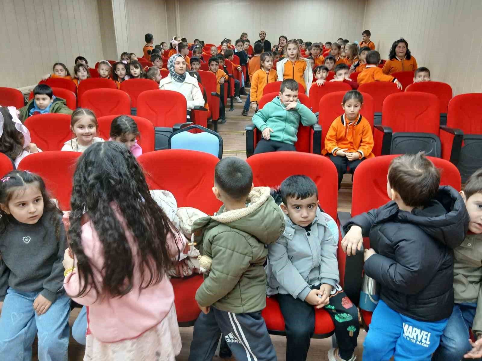 emekli polis memuru memleketinde ogrencilere sihirbaz gosterisiyle unutulmaz anlar yasatti 3 nDOO6AFS