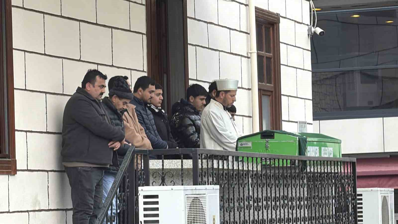 emekli polisin oldurdugu karisi son yolculuguna ugurlandi 0 3nXvytXt