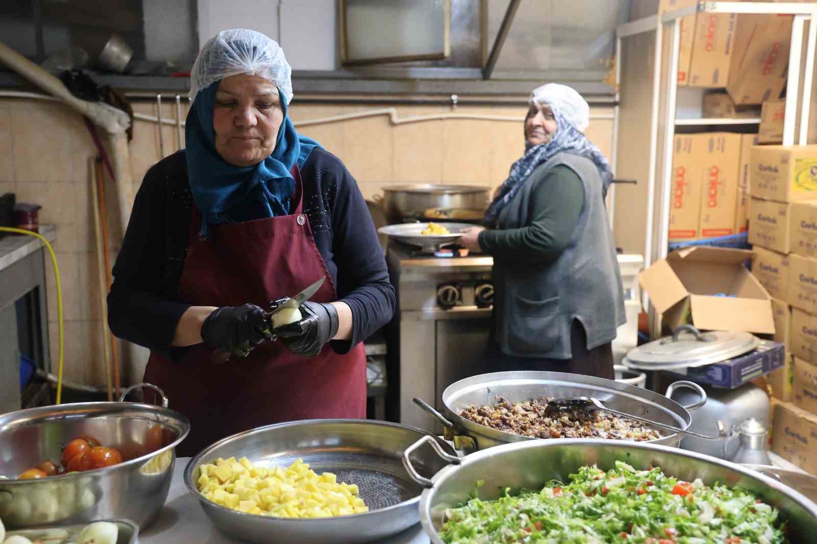 emekli sema ogretmen asevinde engelli ve kimsesizlere anne oldu 0