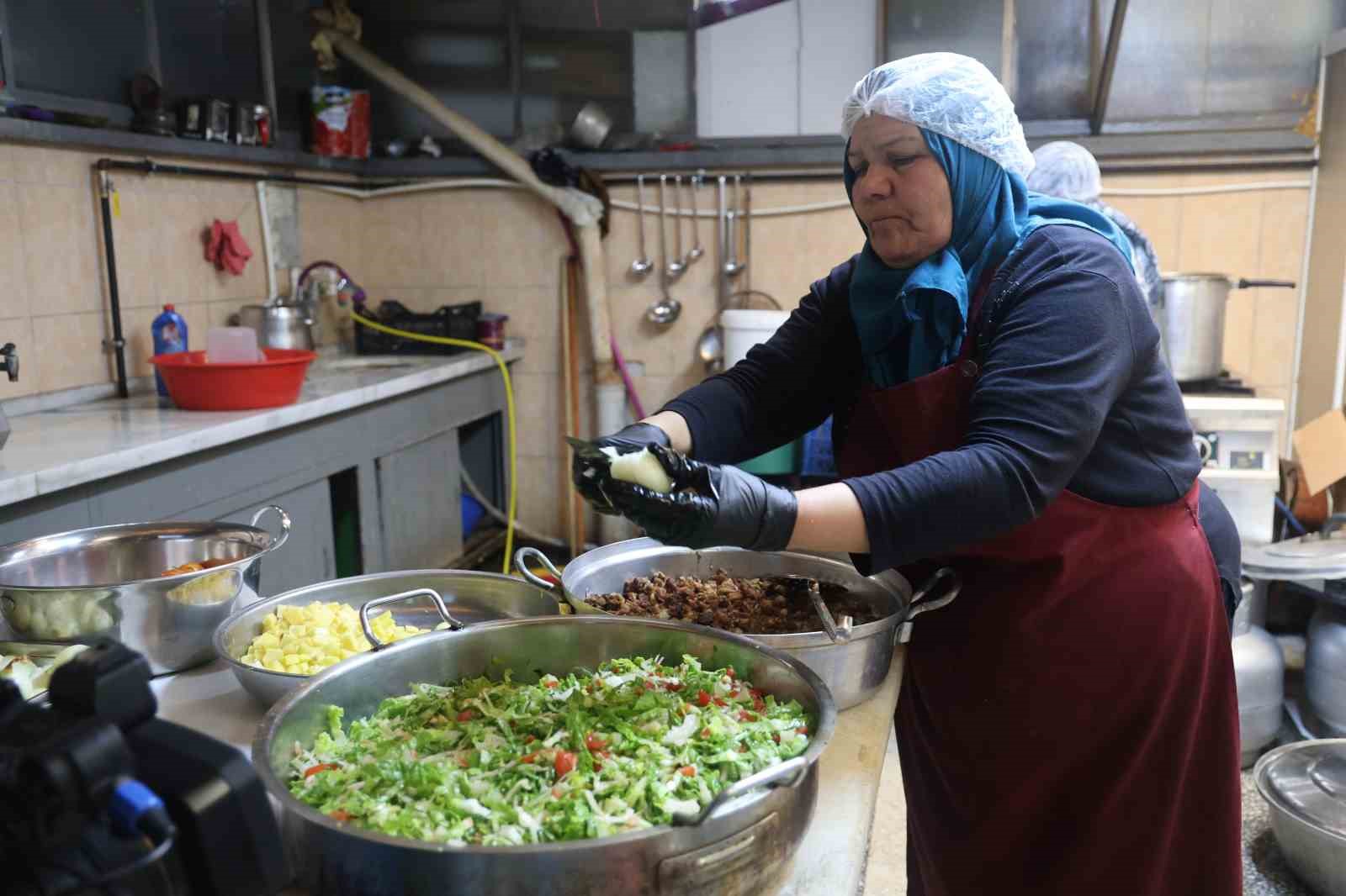 emekli sema ogretmen asevinde engelli ve kimsesizlere anne oldu 1 3tJrQXhy