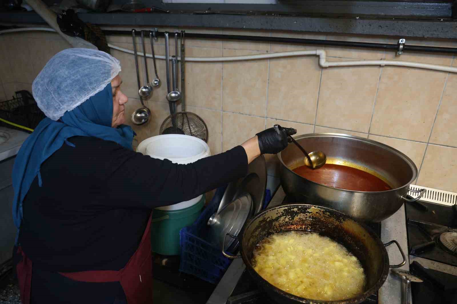 emekli sema ogretmen asevinde engelli ve kimsesizlere anne oldu 2 BVW5S3ln