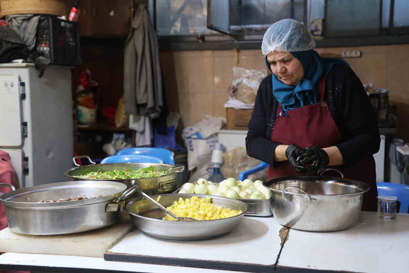emekli sema ogretmen asevinde engelli ve kimsesizlere anne oldu 5