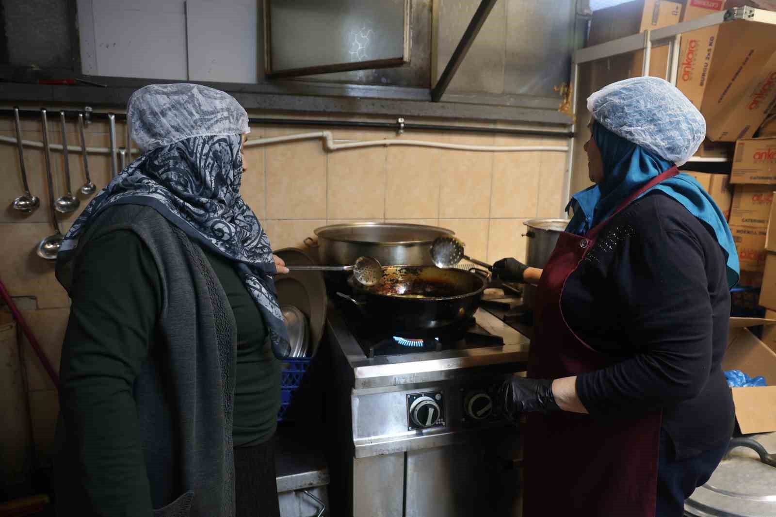 emekli sema ogretmen asevinde engelli ve kimsesizlere anne oldu 6