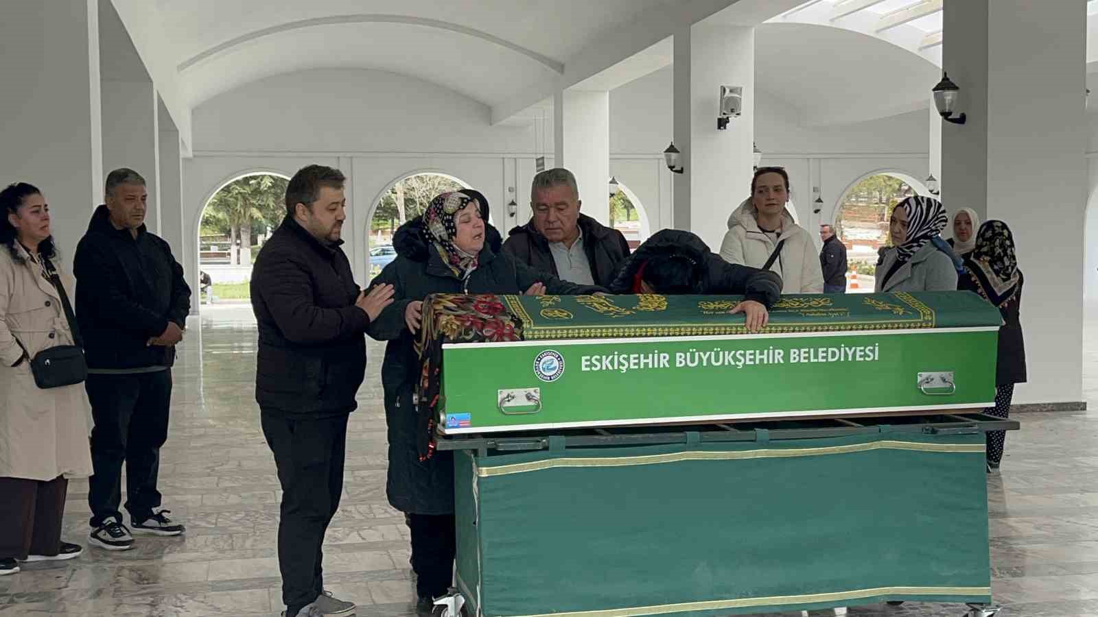 emekli uzman cavusun oldurdugu 16 yasindaki kizi ve esi eskisehirde topraga verildi 2 4tJRX75g