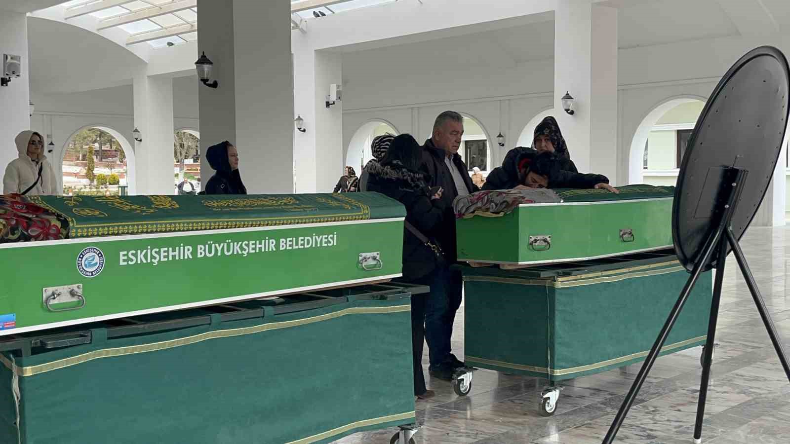 emekli uzman cavusun oldurdugu 16 yasindaki kizi ve esi eskisehirde topraga verildi 3 XqHetaQ6