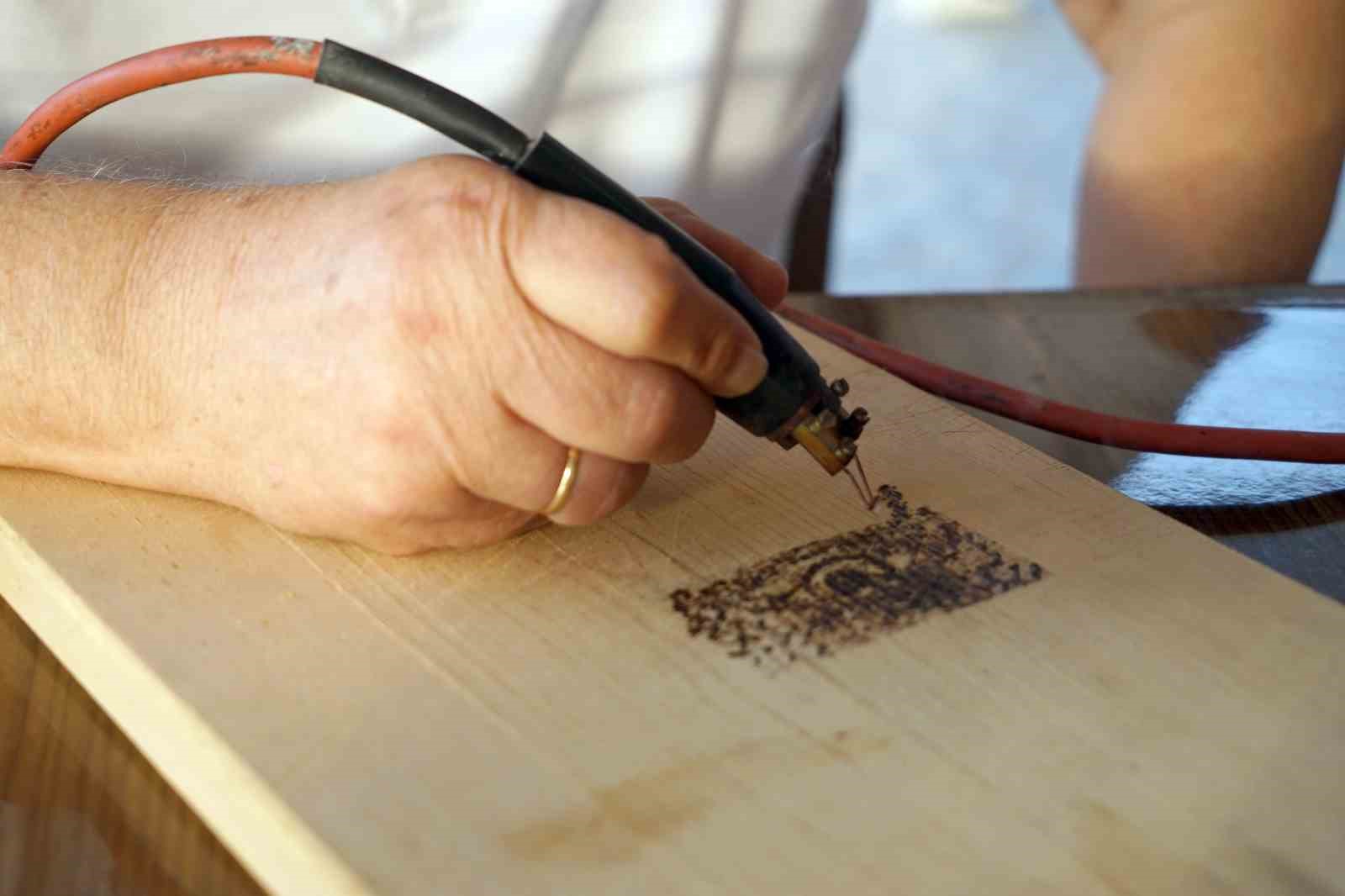 emekli vali yardimcisi ahsap yakma sanatiyla ogrencilere burs veriyor 2 lNW1LCGp