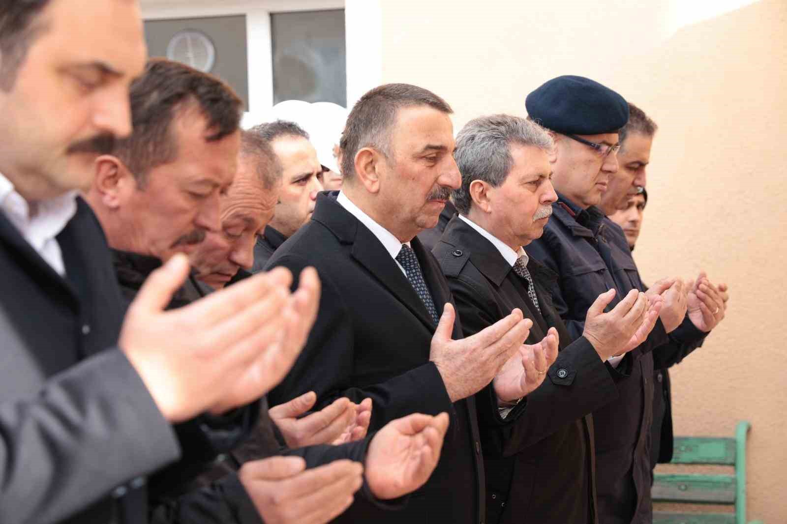 emekliligine 4 gun kala hayatini kaybeden polis memuru topraga verildi 0 U6GFMCLD