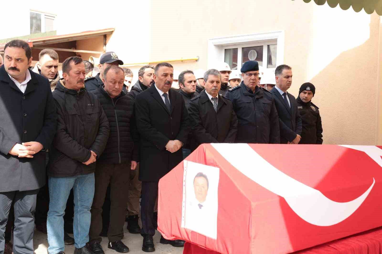 emekliligine 4 gun kala hayatini kaybeden polis memuru topraga verildi 4 pq5gw6wq