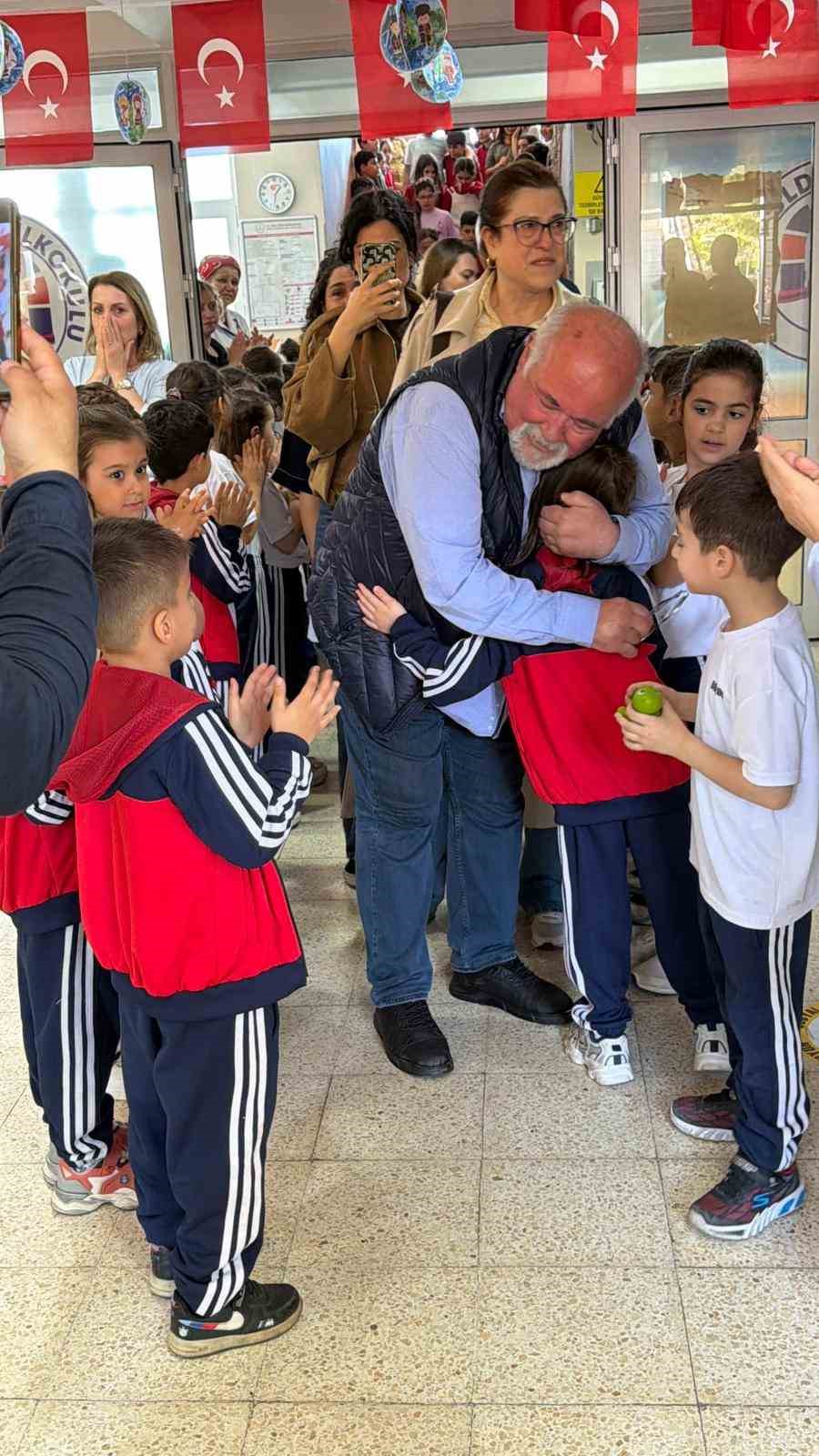emekliye ayrilan 43 yillik ogretmen gozyaslariyla veda etti 1 shIPFsMf