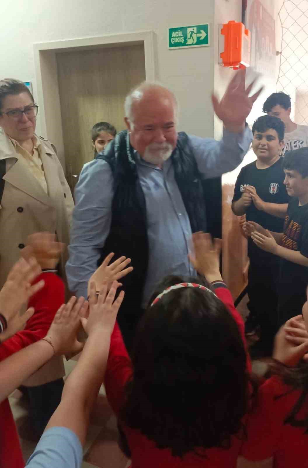 emekliye ayrilan 43 yillik ogretmen gozyaslariyla veda etti 2 KmntJI9G