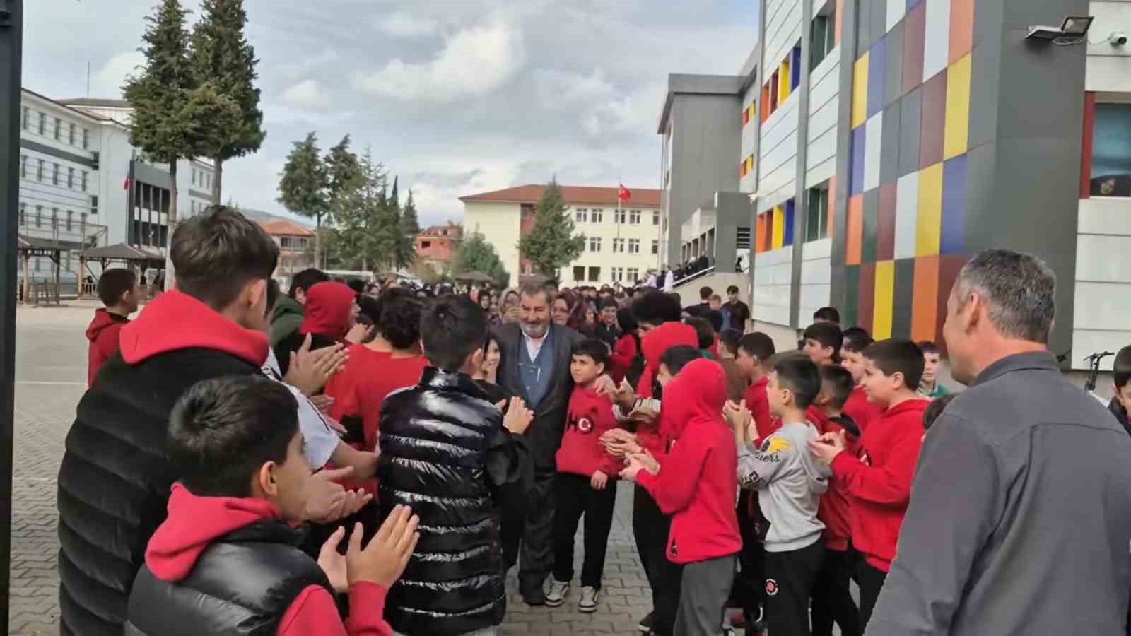 emekliye ayrilan ogretmene hatiran yeter sarkisi ile duygusal veda 0 L8h8W98G