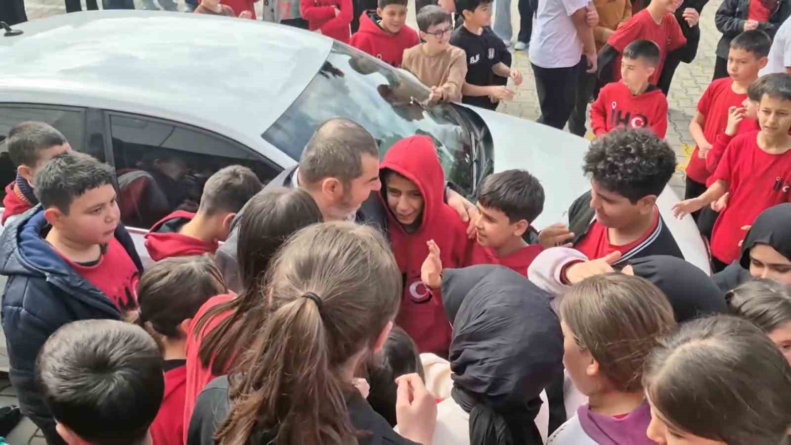 emekliye ayrilan ogretmene hatiran yeter sarkisi ile duygusal veda 2 KLhs6jRU