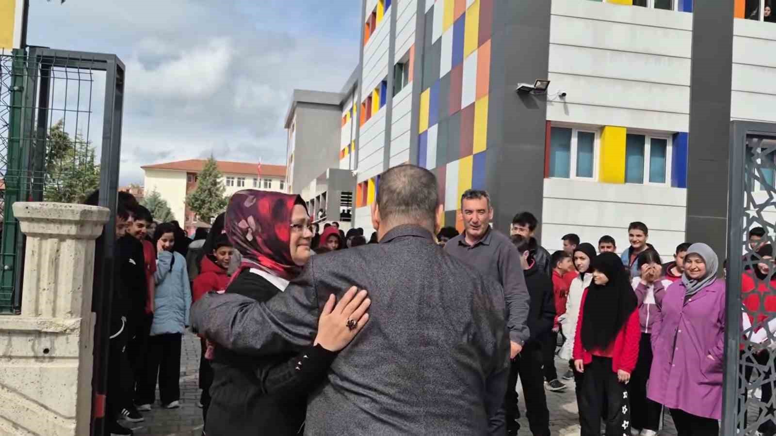 emekliye ayrilan ogretmene hatiran yeter sarkisi ile duygusal veda 3 XRrD7kej